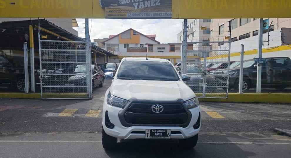 Toyota Hilux CD 4x4 Diesel 2023 Quito