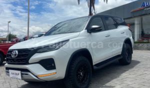foto de Autos marca Toyota seminuevo modelo Fortuner 4.0 año 2024 en Cuenca
