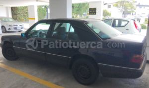 Mercedes Benz—™ E200 1993