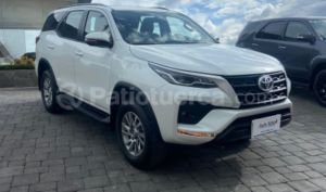 foto de Autos marca Toyota seminuevo modelo Fortuner 2.7 año 2024 en Cuenca