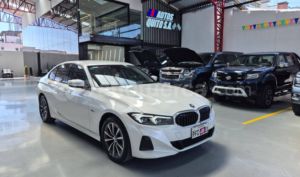 foto de BMW 330e 2023