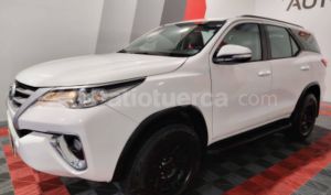 foto de Autos marca Toyota seminuevo modelo New Fortuner año 2018 en Quito