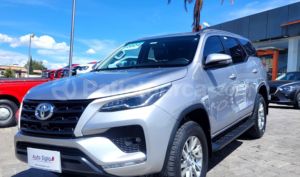 foto de Autos marca Toyota seminuevo modelo Fortuner 2.7 año 2024 en Cuenca