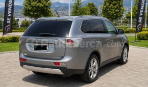 foto de Autos marca Mitsubishi seminuevo modelo Outlander año 2015 en Quito