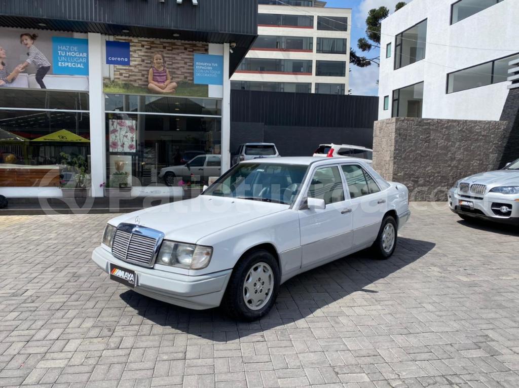 Mercedes Benz—™ 260E