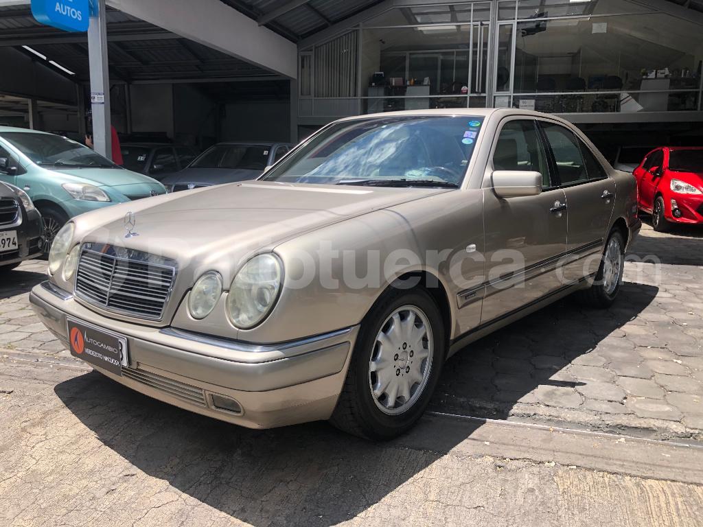 Mercedes Benz—™ 320E