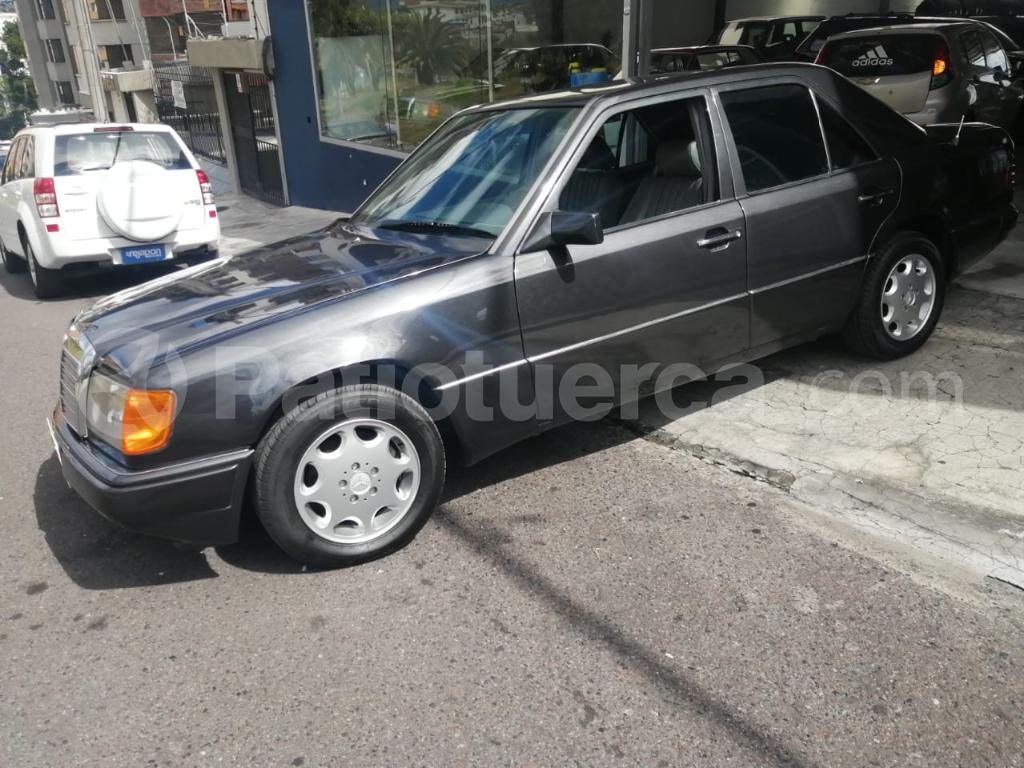 Mercedes Benz—™ 230E