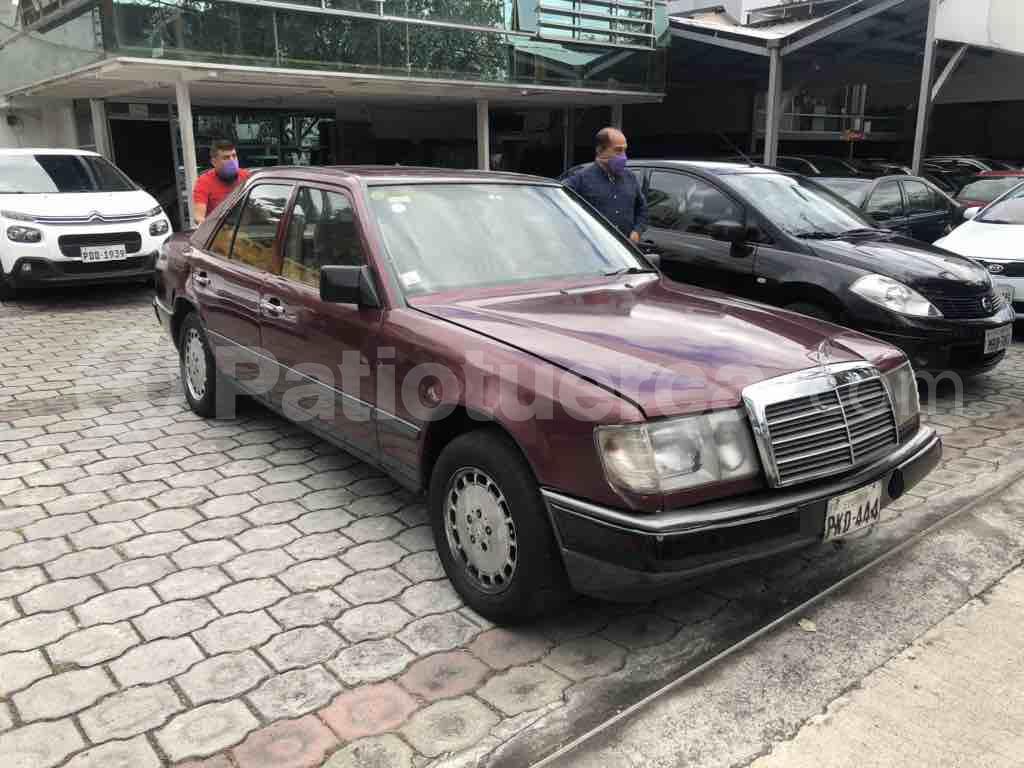 Mercedes Benz—™ 260E