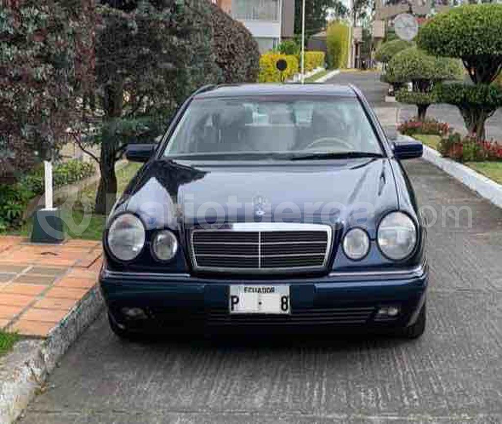 Mercedes Benz—™ 320E