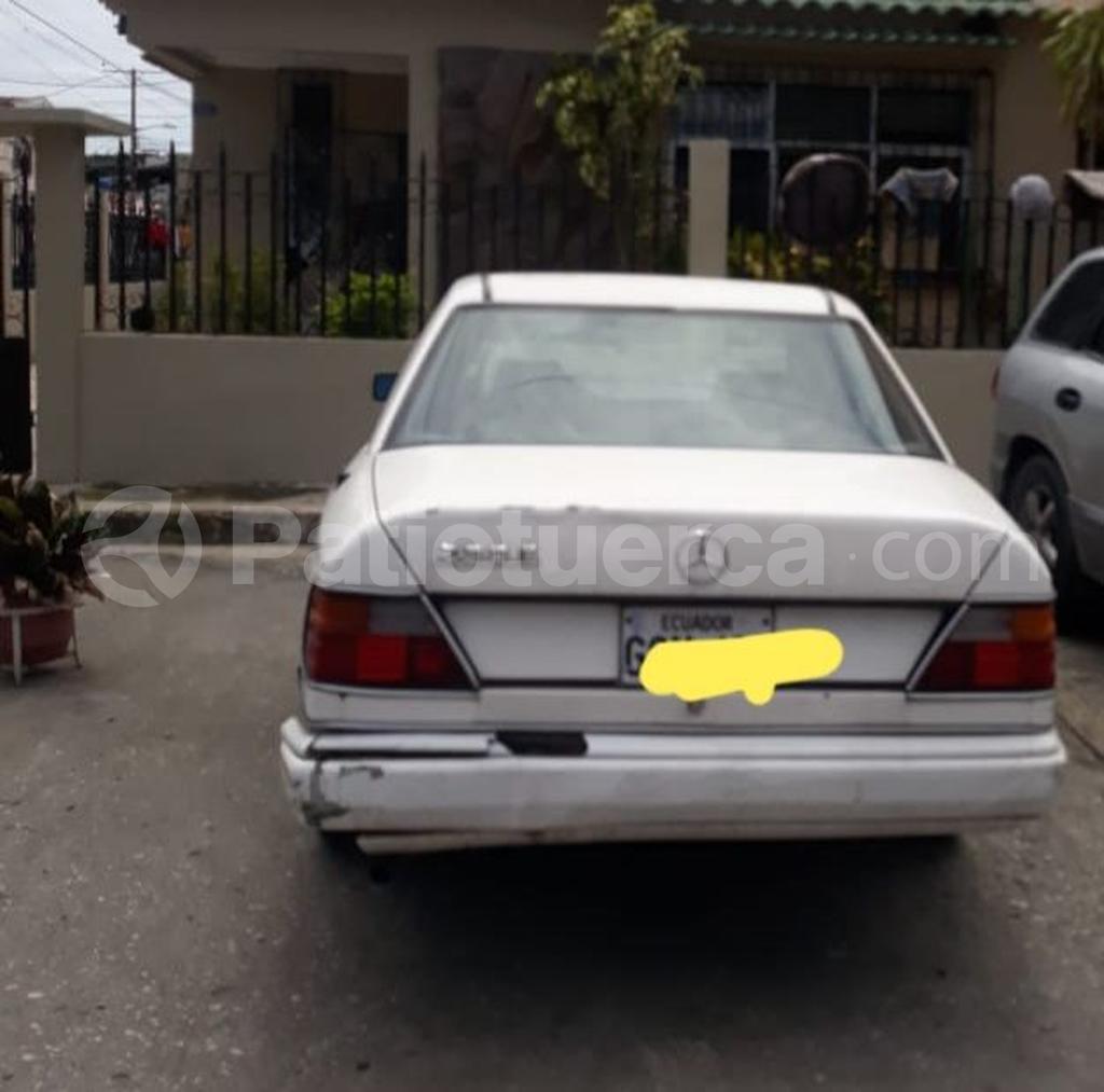 Mercedes Benz—™ 230E