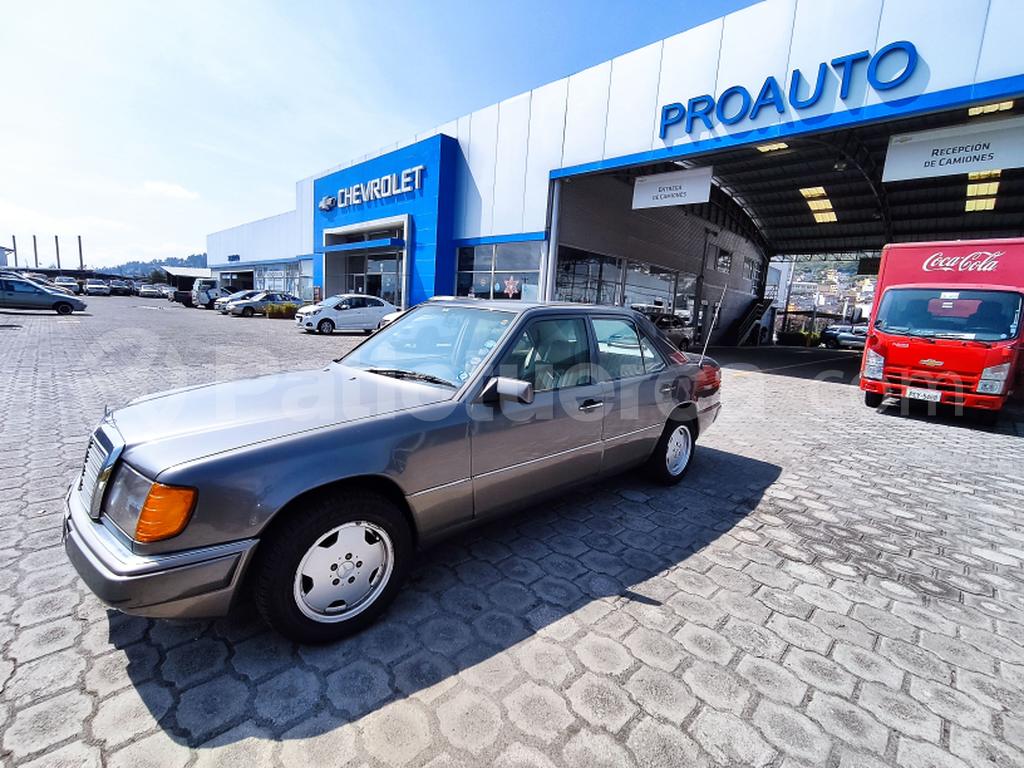 Mercedes Benz—™ 300E