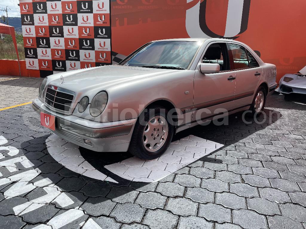 Mercedes Benz—™ E200