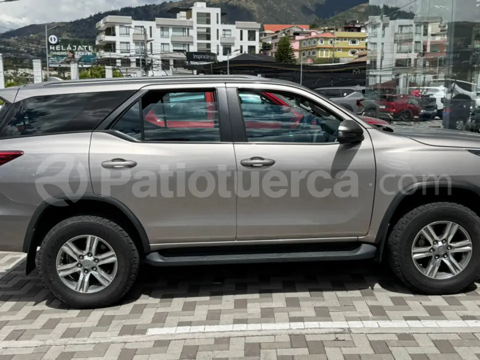 Foto 3 de Toyota Fortuner 2.7