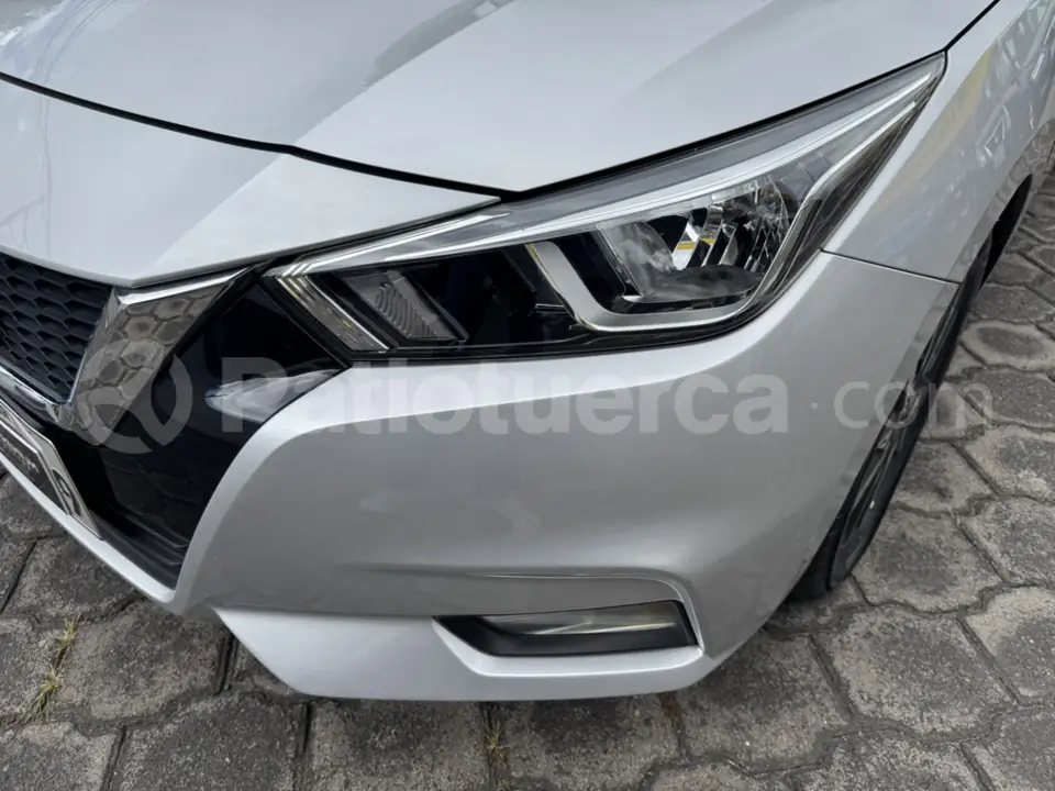 Foto 2 de Nissan VERSA ADVANCE