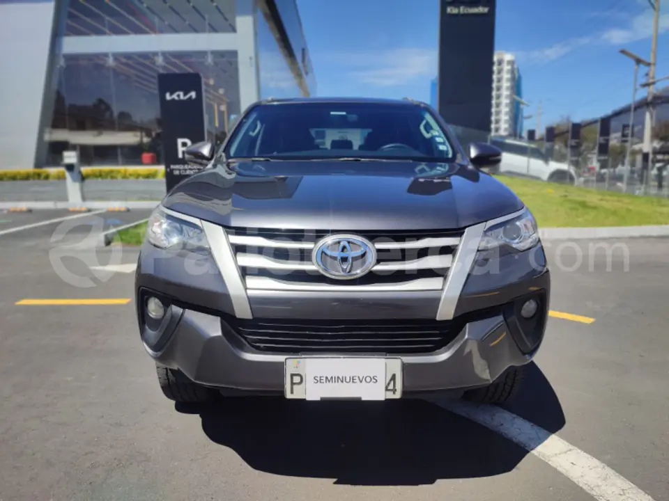 Foto 2 de Toyota New Fortuner