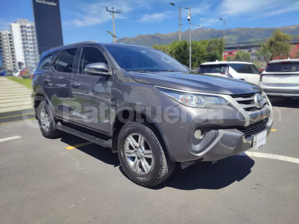 Foto 3 de Toyota New Fortuner