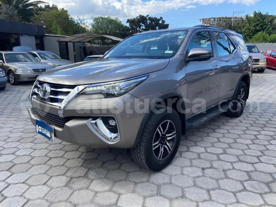 Foto 2 de Toyota New Fortuner