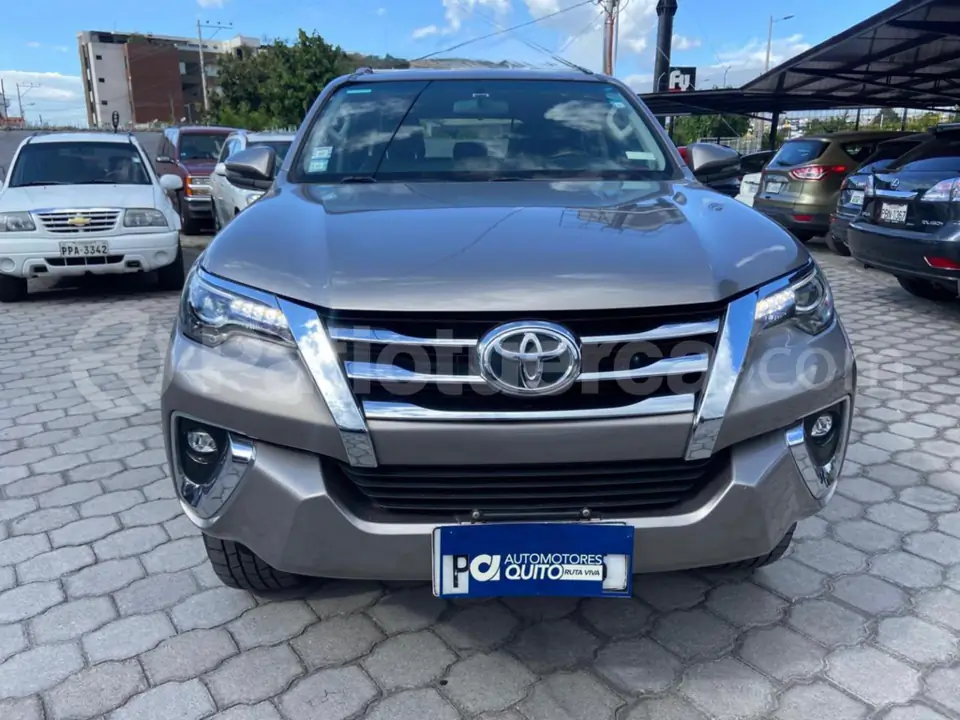 Foto 3 de Toyota New Fortuner