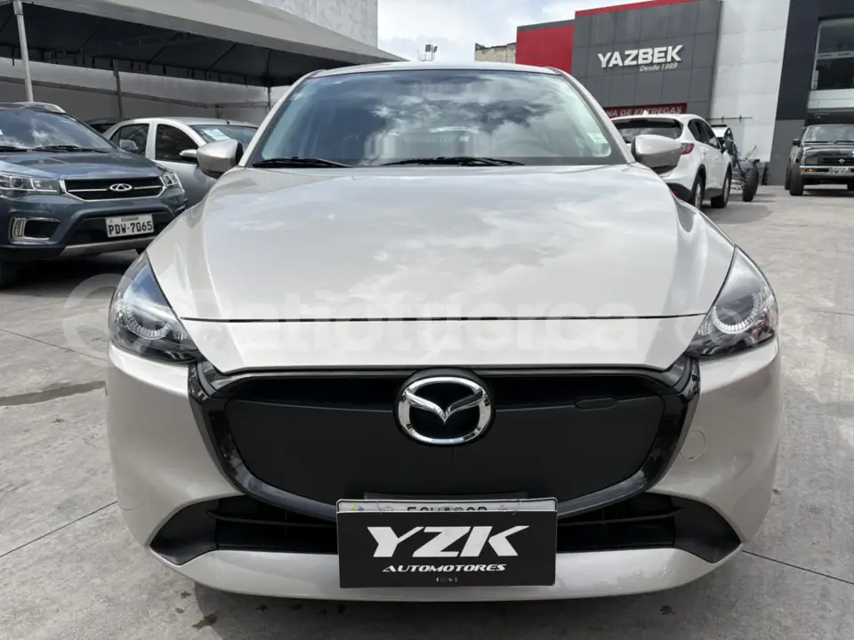 Foto 2 de Mazda 2 SDN CORE