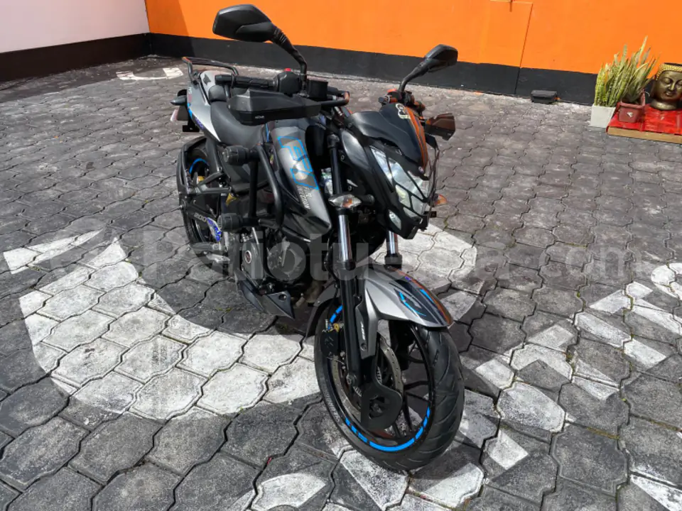 Foto 2 de Bajaj PULSAR 200 NS FI