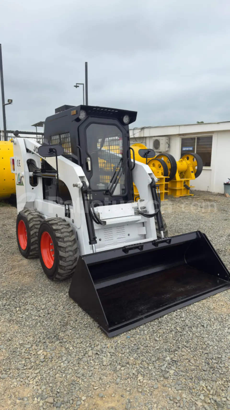 Foto 1 de Bob Cat S530