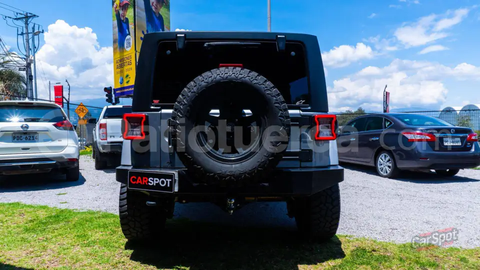 Foto 8 de Jeep Wrangler Sahara