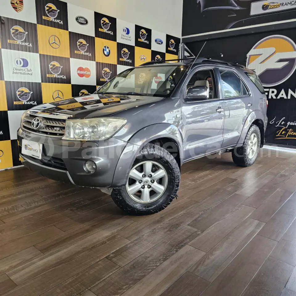 Foto 1 de Toyota Fortuner 4.0