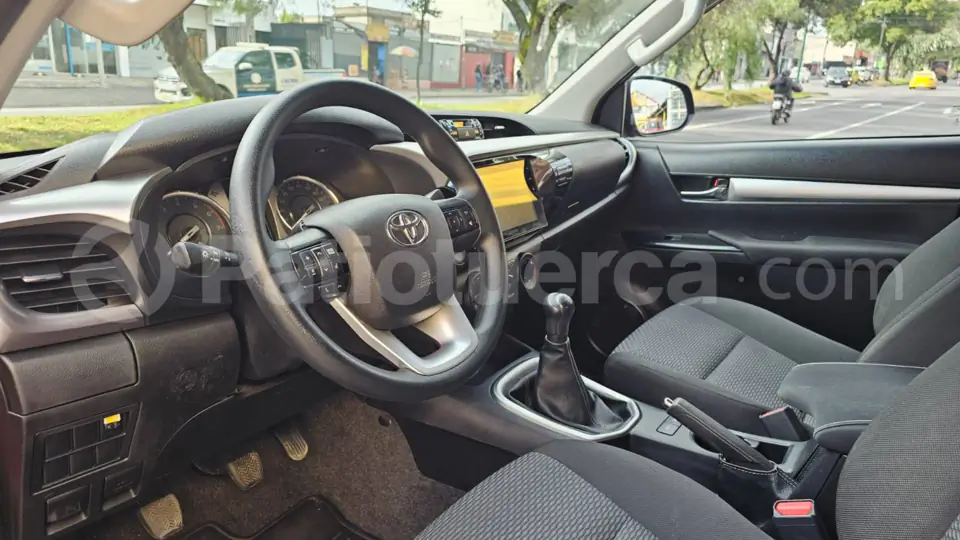 Foto 12 de Toyota Hilux SR AC CD