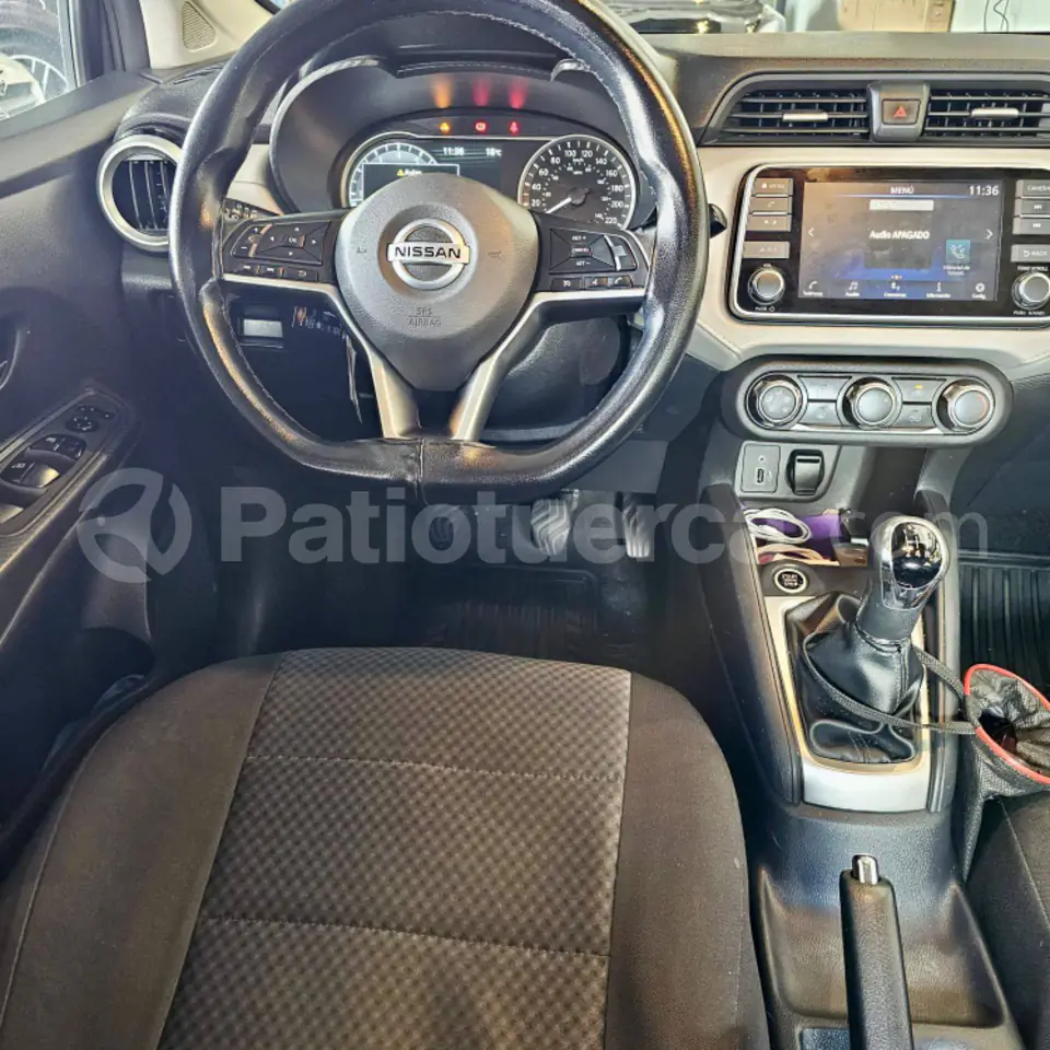 Foto 4 de Nissan VERSA ADVANCE