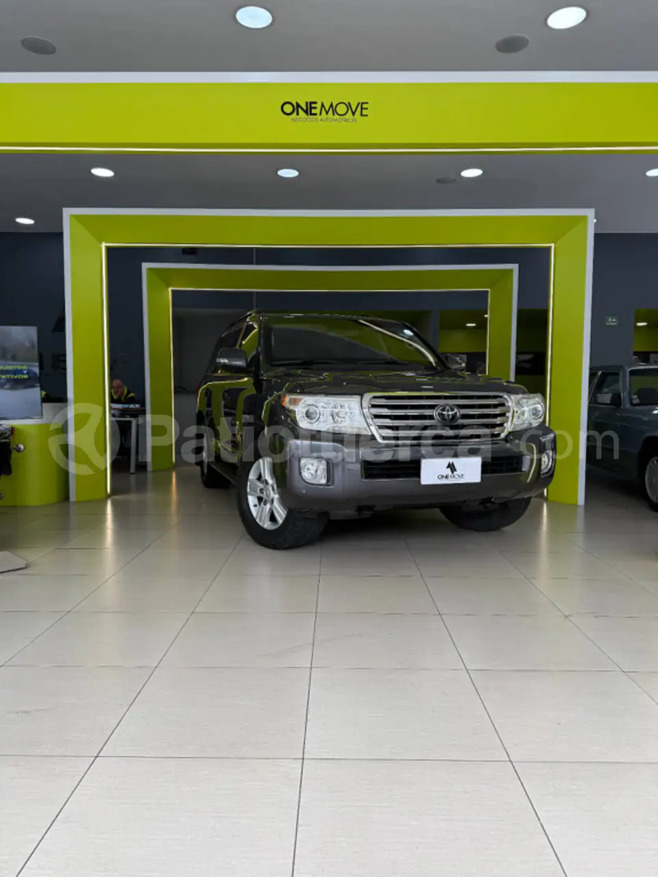 Foto 1 de Toyota Land Cruiser 200