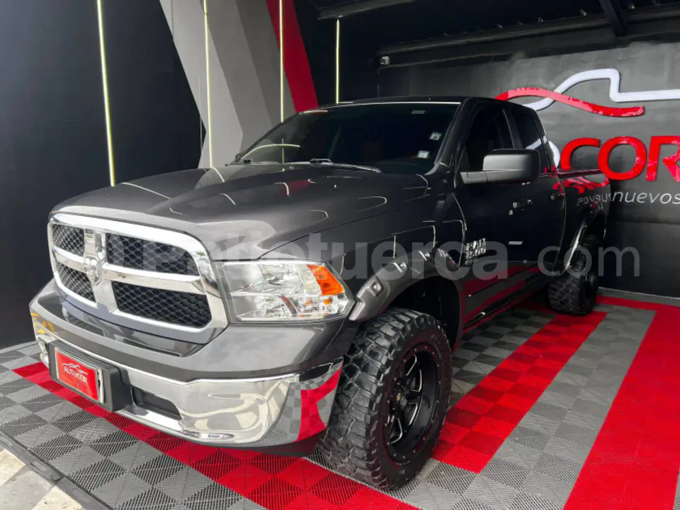 Foto 1 de Ram 1500 SLT Quad Cab