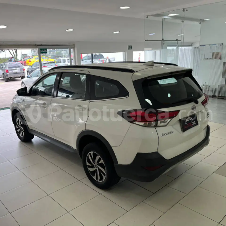 Foto 3 de Toyota Rush