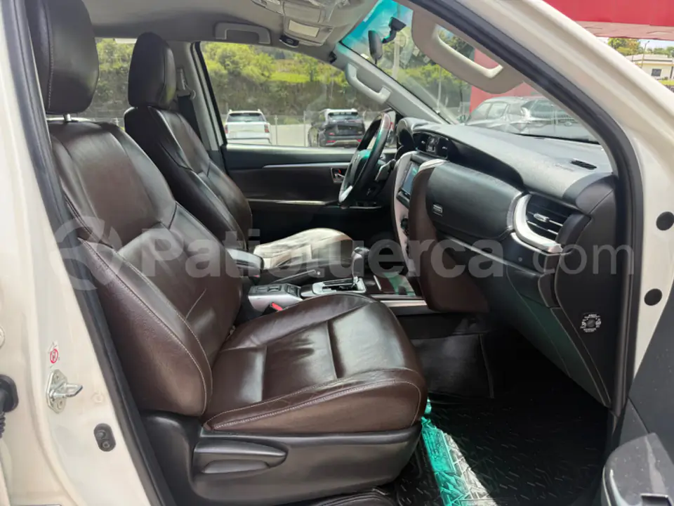 Foto 13 de Toyota Fortuner 4.0