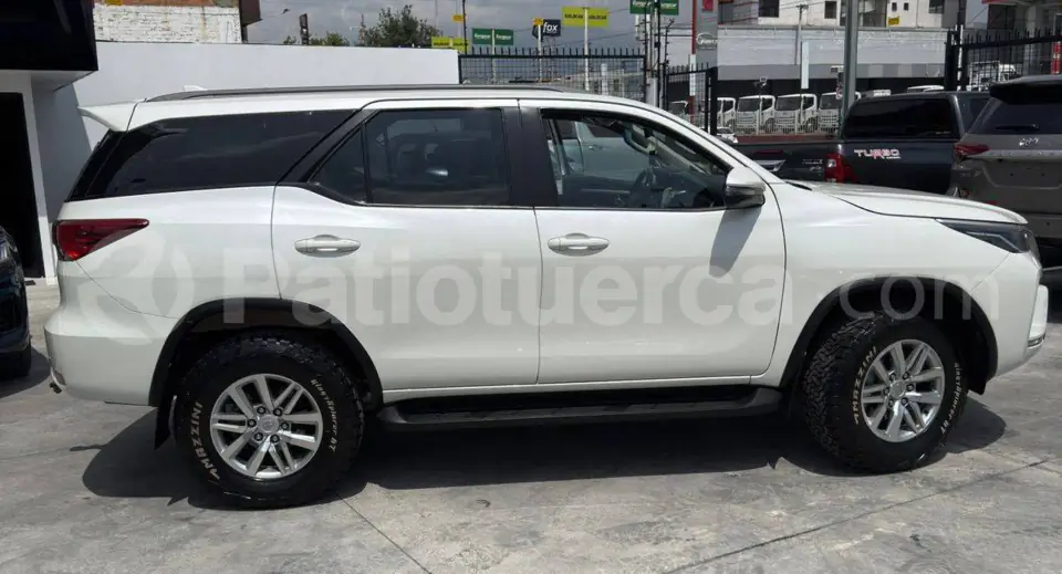 Foto 2 de Toyota New Fortuner
