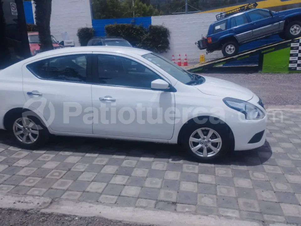 Foto 3 de Nissan Versa