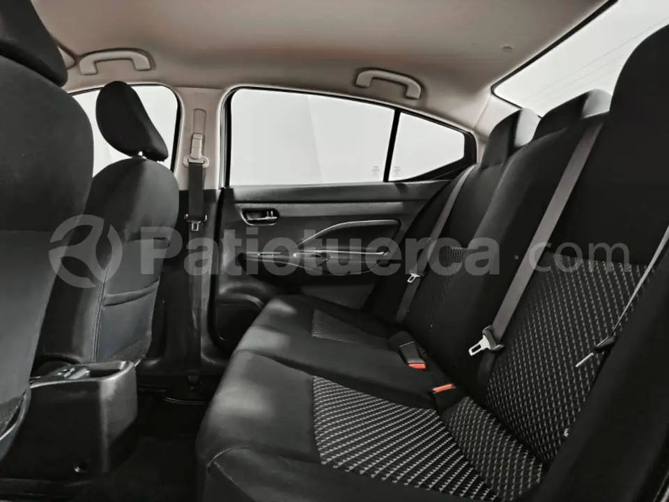 Foto 12 de Nissan Versa Sense