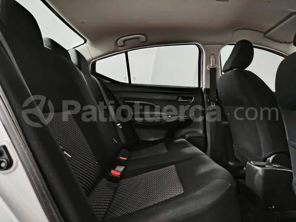 Foto 13 de Nissan Versa Sense