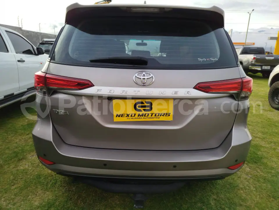 Foto 3 de Toyota New Fortuner