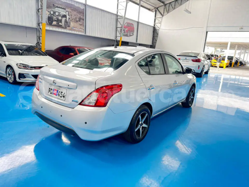 Foto 2 de Nissan Versa