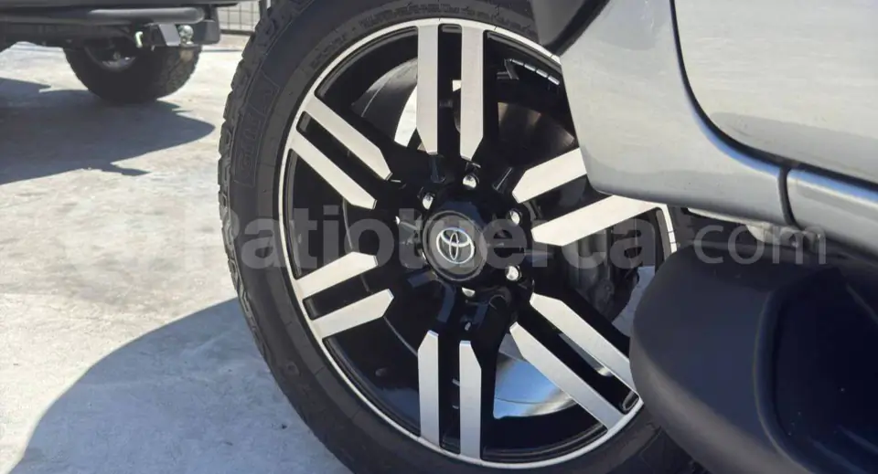 Foto 3 de Toyota Hilux 2.8 CD 4X4 TA DIESEL