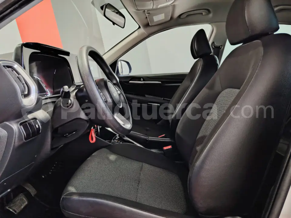 Foto 5 de Kia SONET LX STD
