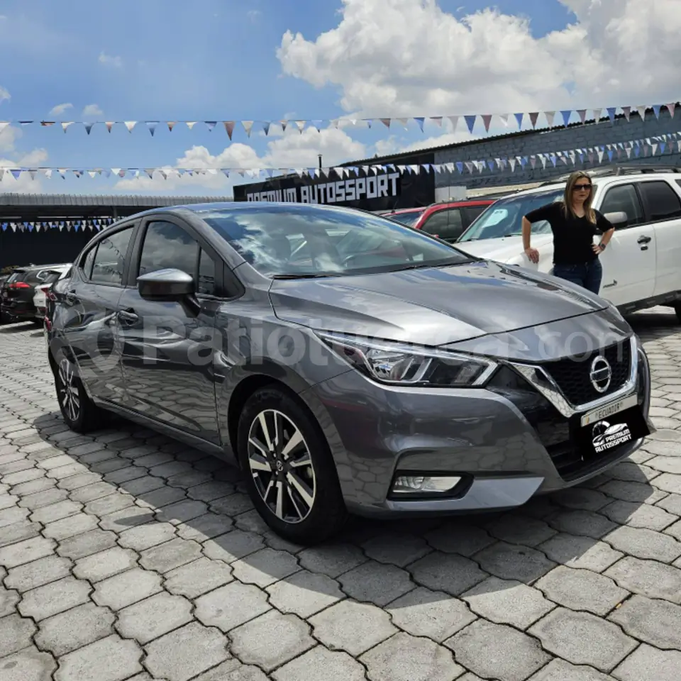 Foto 2 de Nissan VERSA ADVANCE