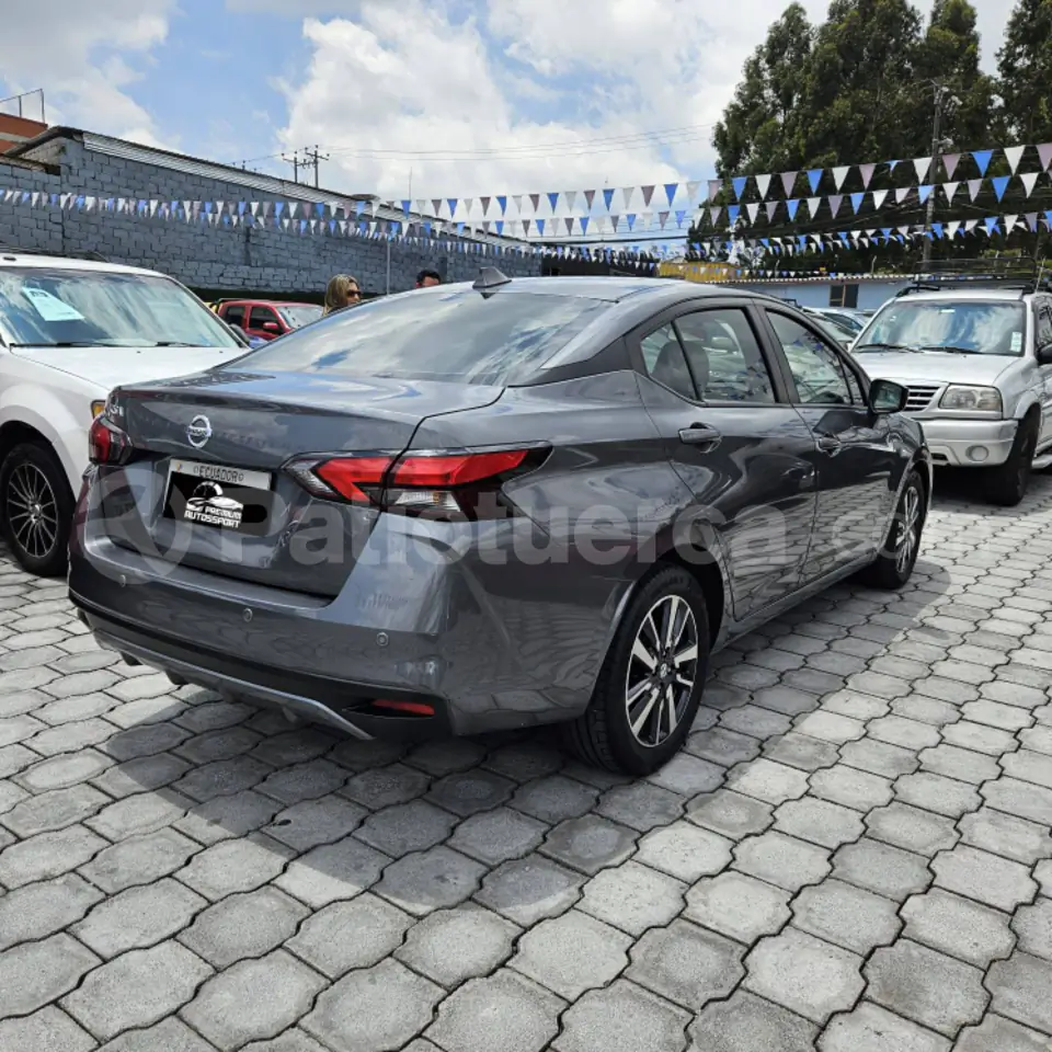 Foto 3 de Nissan VERSA ADVANCE