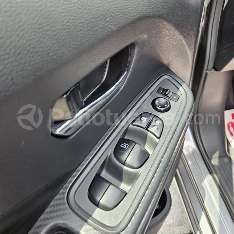 Foto 6 de Nissan VERSA ADVANCE