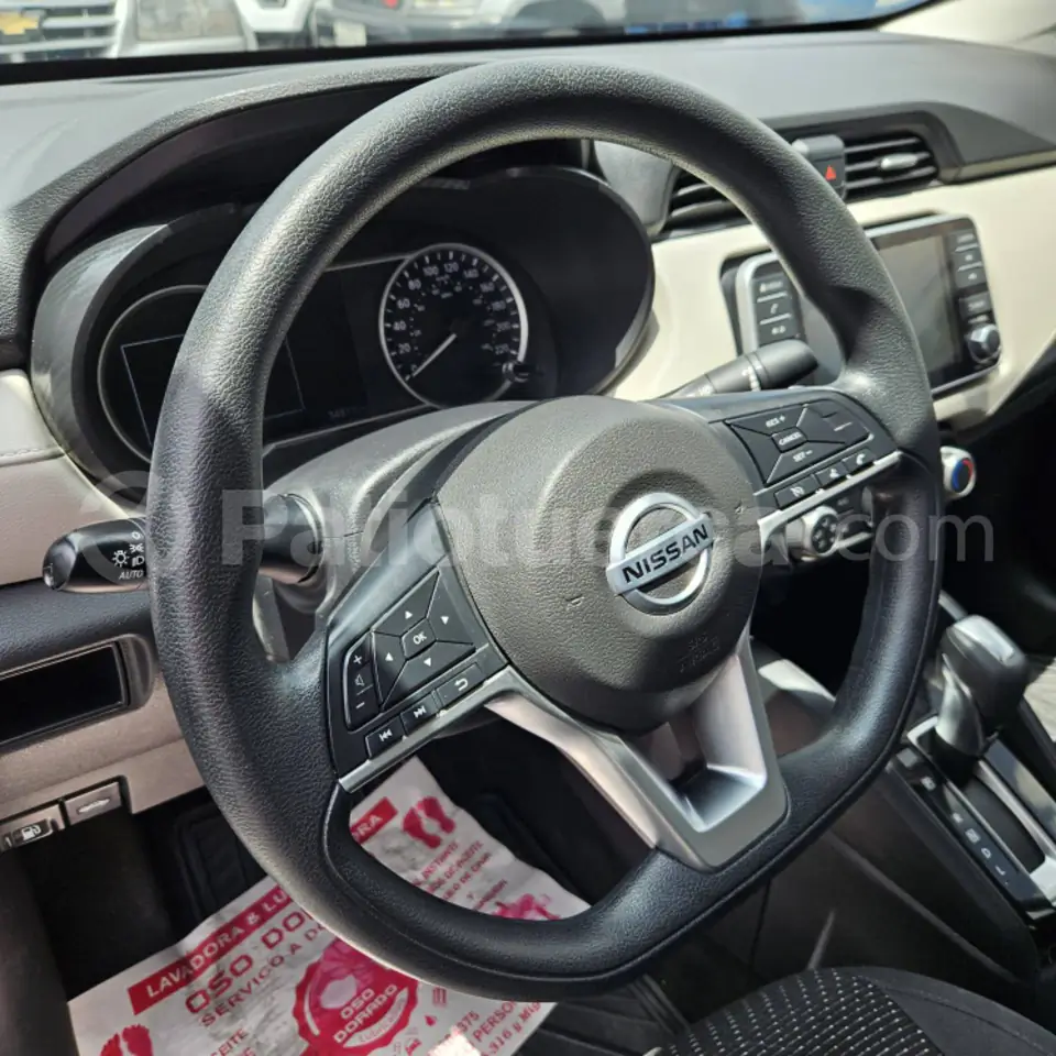 Foto 9 de Nissan VERSA ADVANCE