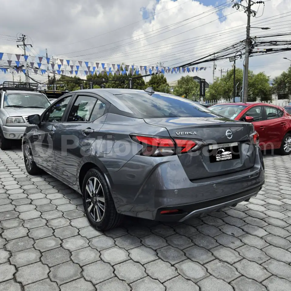 Foto 10 de Nissan VERSA ADVANCE