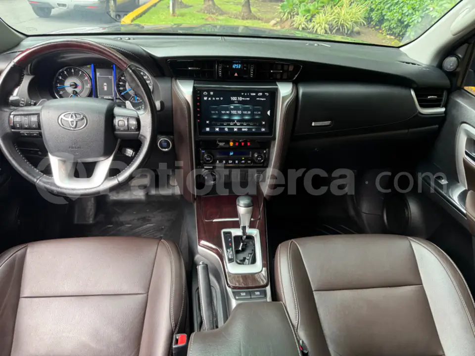Foto 22 de Toyota New Fortuner