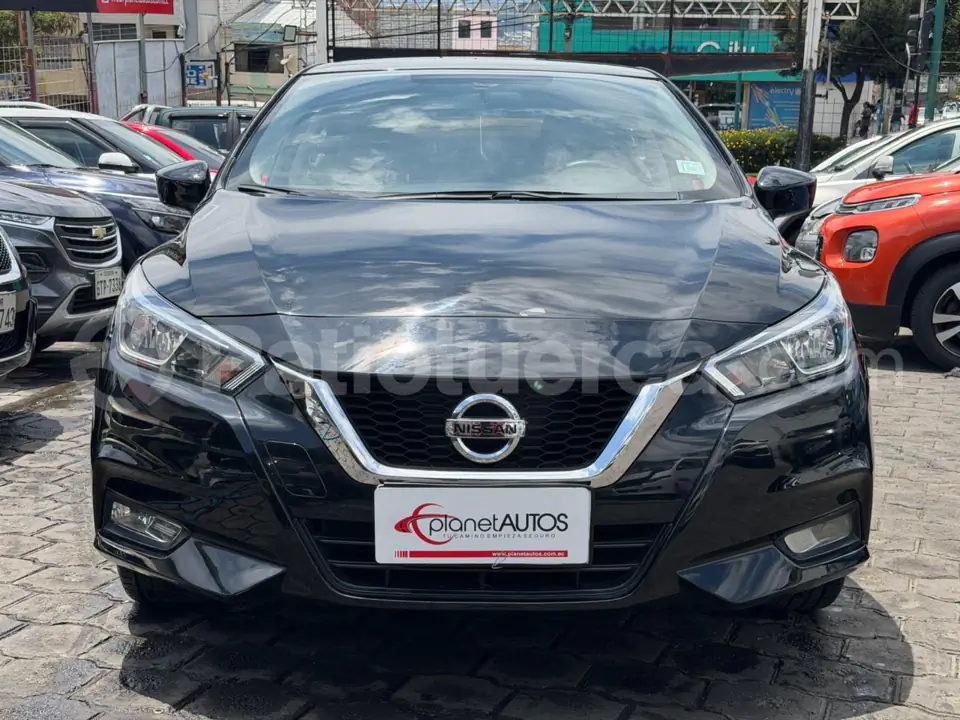 Foto 2 de Nissan VERSA ADVANCE