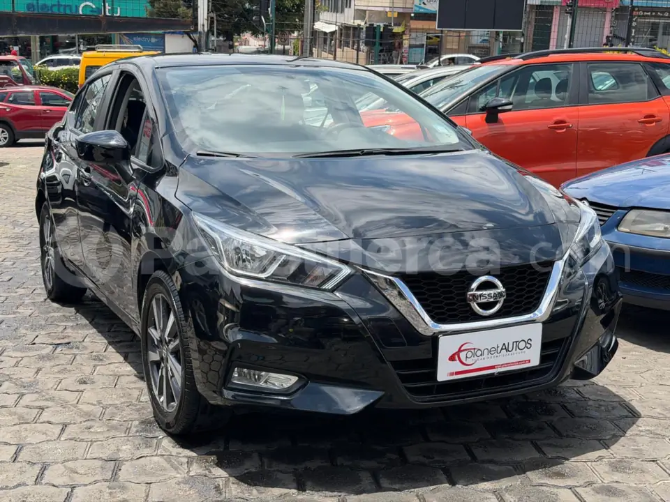 Foto 3 de Nissan VERSA ADVANCE