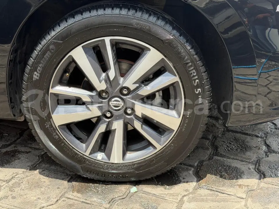 Foto 5 de Nissan VERSA ADVANCE